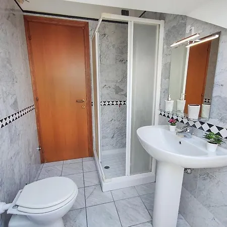 Apartment Accogliente Mansarda Tedeschi A Due Passi Dal Mare *