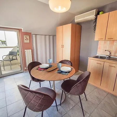 Accogliente Mansarda Tedeschi A Due Passi Dal Mare Apartment